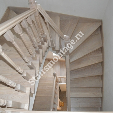 Лестница на заказ из бетона с облицовкой дубом и сосной № 96