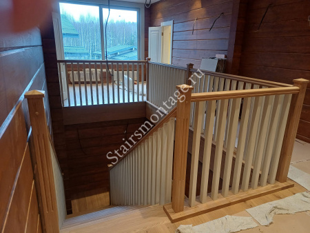 Лестница на металлическом каркасе с отделкой дубом на заказ № 219