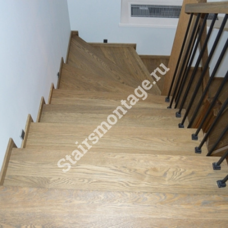 П-образная лестница на заказ из бетона облицованная дубом № 90