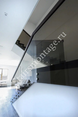 Современная отделка бетонной лестницы со стеклянными ограждениями № 221 Современная отделка бетонной лестницы со стеклянными ограждениями № 221