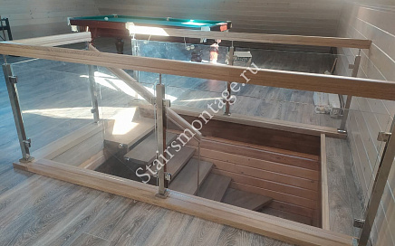 Отделка металлической лестницы с ограждением из стекла в деревне Сонино