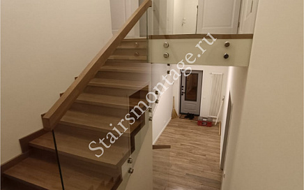 Отделка бетонной лестницы с ограждением из стекла в загородном доме в Николо-Черкизово