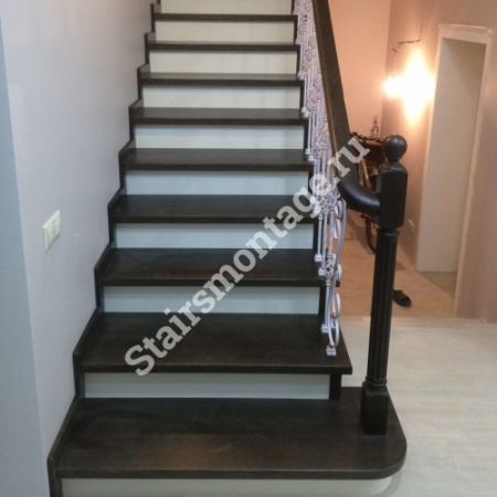 Лестница на заказ из бетона с облицовкой дубом П-образная № 58