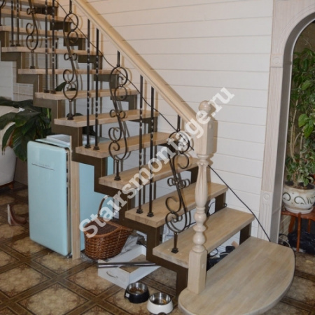 Лестница на металлическом каркасе обшитая дубом на заказ № 39