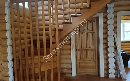 Деревянная лестница с забежными ступенями в СНТ Москворечье