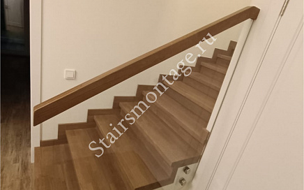 Отделка бетонной лестницы с ограждением из стекла в загородном доме в Николо-Черкизово