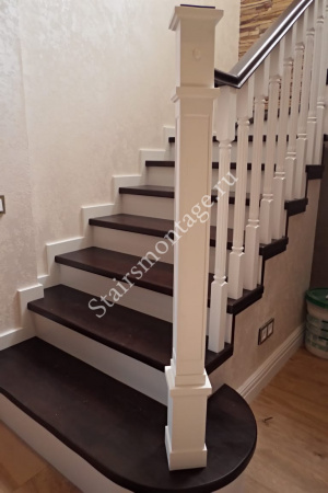 Бетонная лестница с квадратными столбами из дуба и изломами поручней № 181