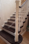 Бетонная лестница с квадратными столбами из дуба и изломами поручней № 181
