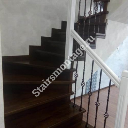 Металлическая лестница отделанная дубом в двухуровневую квартиру №110