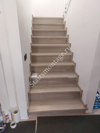 Лестница из бетона облицованная дубом № 220 Лестница из бетона облицованная дубом № 220