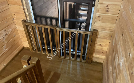 Лестница из сосны в загородном доме в Пушкино