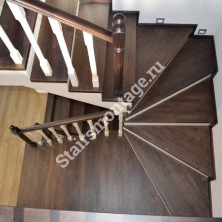 П-образная лестница на заказ из бетона с отделкой дубом и сосной № 97 П-образная лестница на заказ из бетона с отделкой дубом и сосной № 97