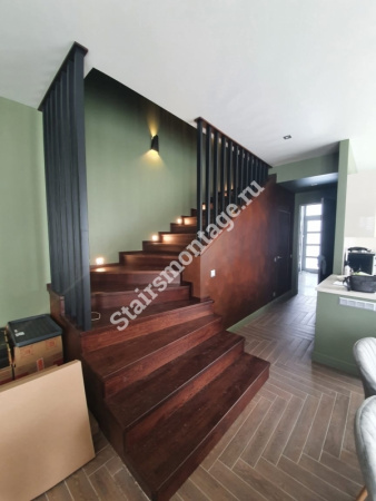 Бетонная лестница с отделкой, поворотом на 90 градусов и забежными ступенями № 170