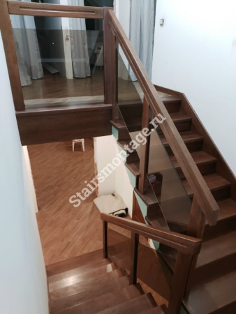 Металлическая лестница с поворотом 180 градусом, со стеклянным ограждением, отделанная дубом № 189