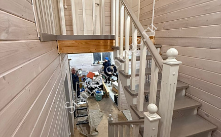 Деревянная лестница  в КП Дольче Вита