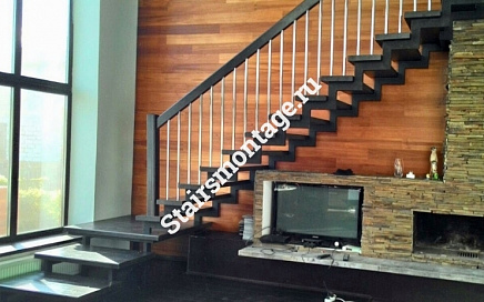 Металлическая лестница со ступенями из сосны