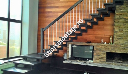 Металлическая лестница, отделанная ступенями из сосны без сучков с ограждением из нержавеющей стали № 201