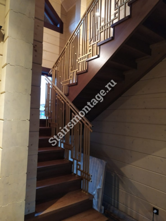 П-образная лестница из дерева с поворотом на 180 градусов № 213