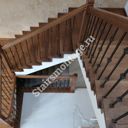 Бетонная лестница отделанная дубом с поворотом на 180 градусов через 2 площадки №108 Бетонная лестница отделанная дубом с поворотом на 180 градусов через 2 площадки №108