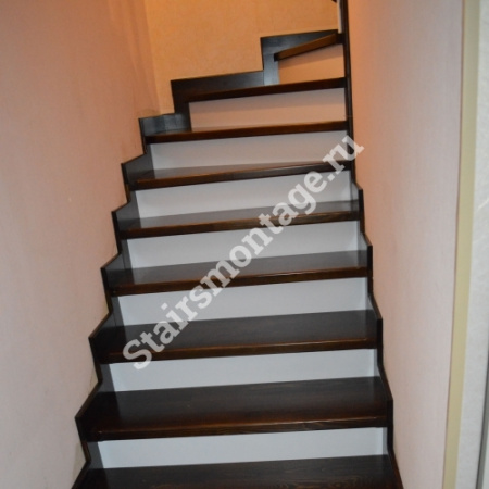 Г-образная лестница на заказ из бетона облицованная сосной № 53