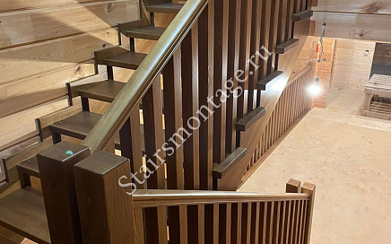 Лестница из сосны в загородном доме в Пушкино