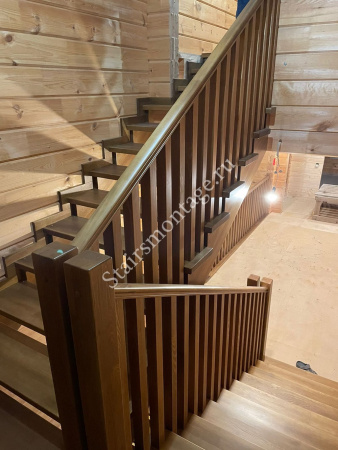 Лестница из сосны с поворотом 180 градусов и площадкой № 209 Лестница из сосны с поворотом 180 градусов и площадкой № 209