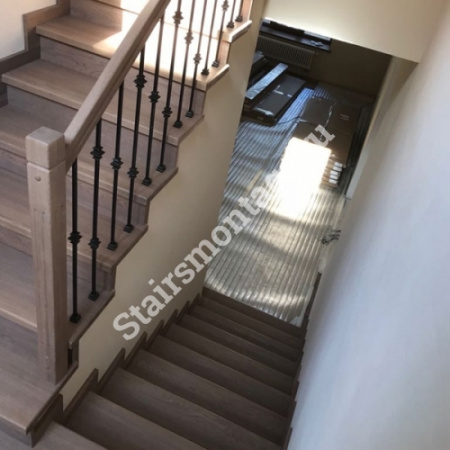 П-образная лестница на заказ из бетона с отделкой дубом № 84