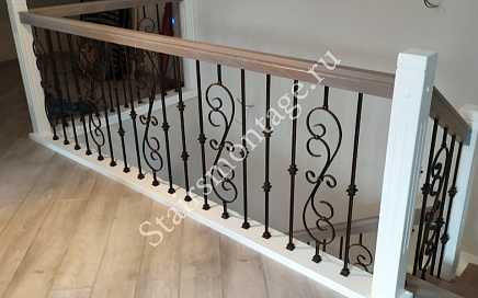 Деревянная лестница в загородном доме в Истре