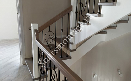 Деревянная лестница в загородном доме в Истре