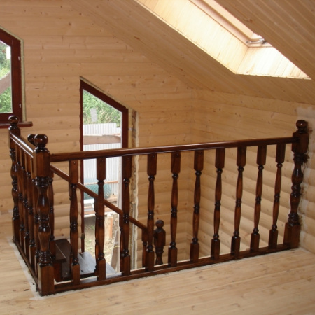 Лестница из сосны на заказ на опорных брусах № 29 Лестница из сосны на заказ на опорных брусах № 29