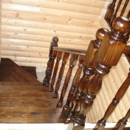 Лестница из сосны на заказ на опорных брусах № 29 Лестница из сосны на заказ на опорных брусах № 29