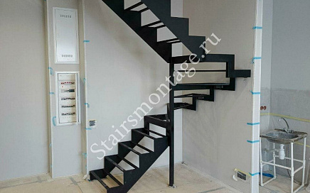 Металлическая лестница в двухуровневой квартире в ЖК Зорге