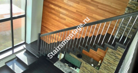 Металлическая лестница, отделанная ступенями из сосны без сучков с ограждением из нержавеющей стали № 201