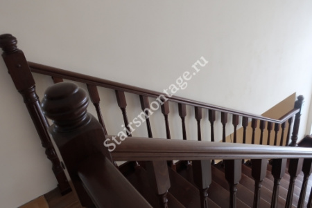 Деревянная лестница с поворотом № 142