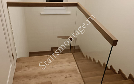 Отделка бетонной лестницы с ограждением из стекла в загородном доме в Николо-Черкизово