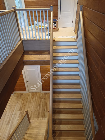 Лестница на металлическом каркасе с отделкой дубом на заказ № 219