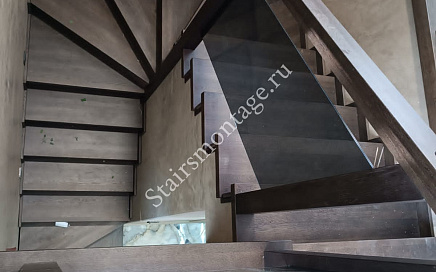 Отделка металлической лестницы с ограждением из стекла в Салтыковке