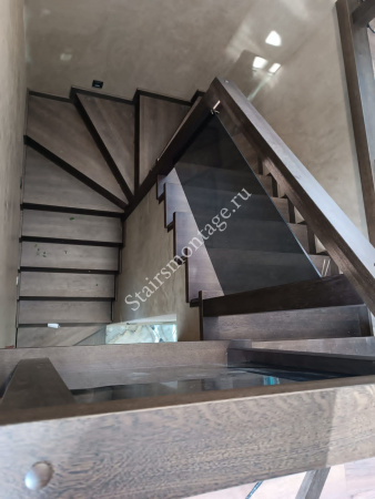 Облицованная металлическая лестница с забежными ступенями и поворотом на 180 градусов № 169