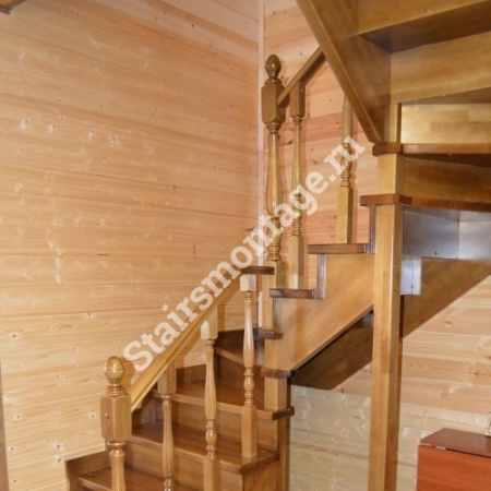 Лестница из сосны на заказ с поворотными участками № 55 Лестница из сосны на заказ с поворотными участками № 55