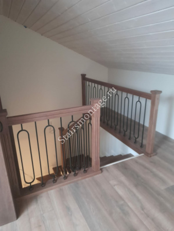 П-образная лестница с поворотом на 180 градусов и шестью поворотными ступенями № 184