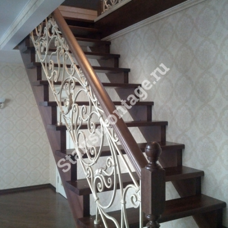 Лестница из ясеня с коваными ограждениями № 38