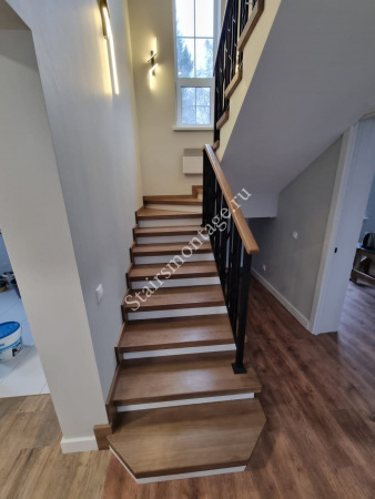 Поворотная лестница на 180 градусов с четырьмя поворотными ступенями № 182