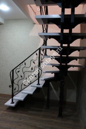 Металлическая лестница с элементами вырезанными лазером № 194