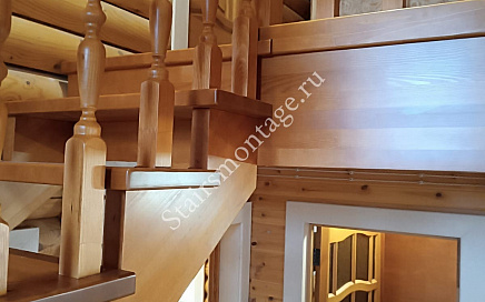 Деревянная лестница с забежными ступенями в СНТ Москворечье