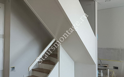 Металлическая лестница в двухуровневой квартире в ЖК Зорге