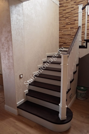 Бетонная лестница с квадратными столбами из дуба и изломами поручней № 181