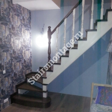 Лестница из дуба и сосны на заказ Г-образная № 54 Лестница из дуба и сосны на заказ Г-образная № 54