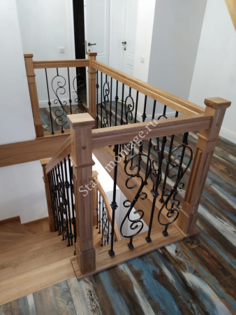 П-образная лестница с поворотом на 180 градусов № 211