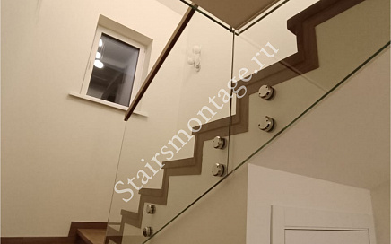 Отделка бетонной лестницы с ограждением из стекла в загородном доме в Николо-Черкизово