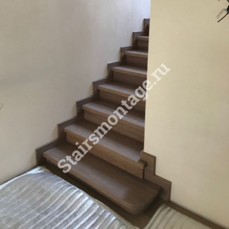 П-образная лестница на заказ из бетона с отделкой дубом № 84